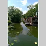 Benedenverdieping In Woonboot Met Tuinterras